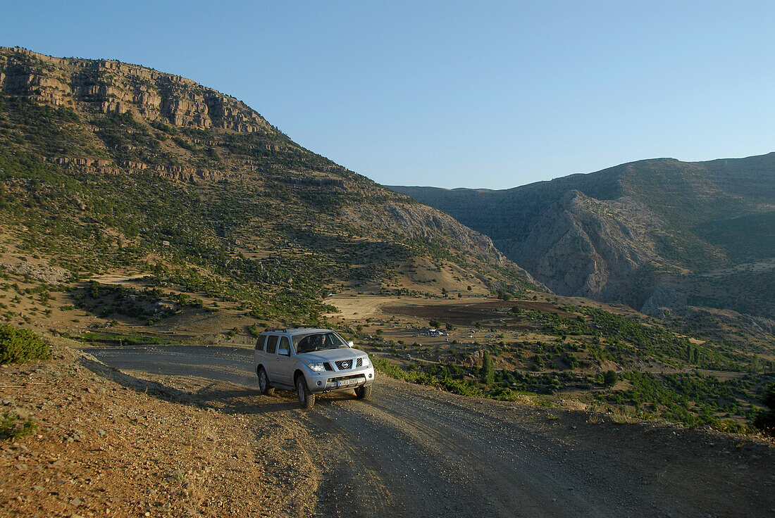 Ein Geländewagen auf der Landstraße zwischen Kozluca und Tashan, Gebirgspass Divrik Dag, Highlands of Zamanti, Taurus Gebirge, Türkei, Europa
