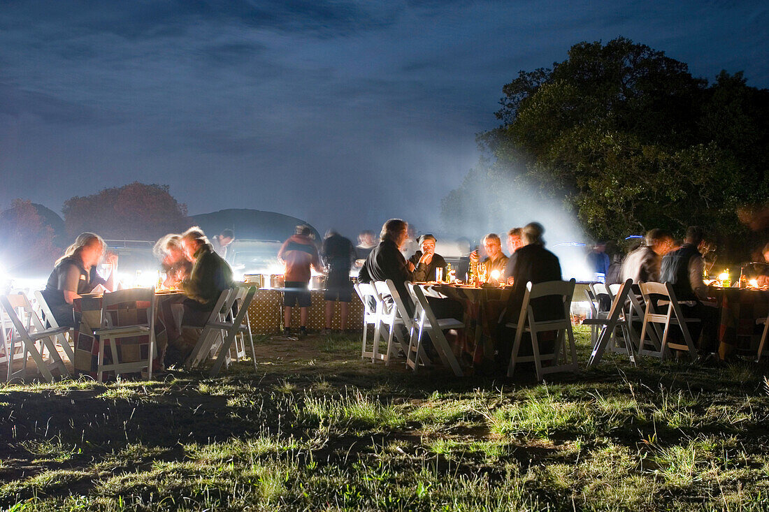 Leute beim Essen, Abendessen, Christmas Camp, Paarl Mountain, Süd Afrika, Afrika, mr