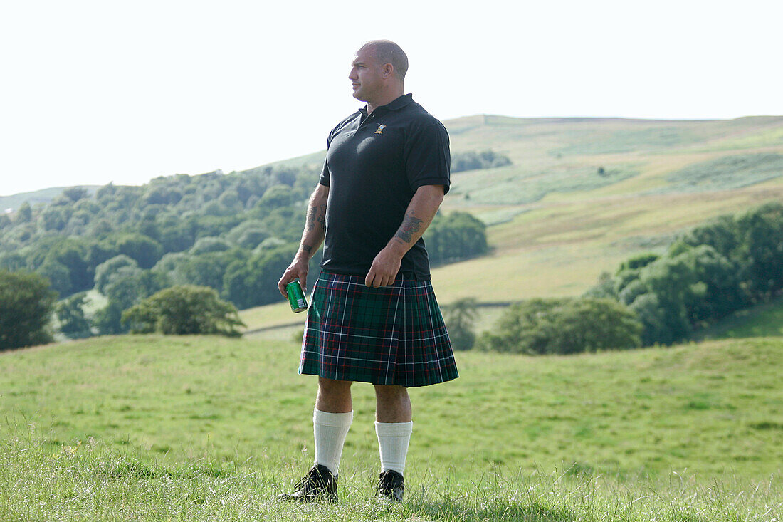Ein Schotte im Tracht, Schottenrock, Kilt, Schottisches Hochland, Schottland, Großbritannien, Europa