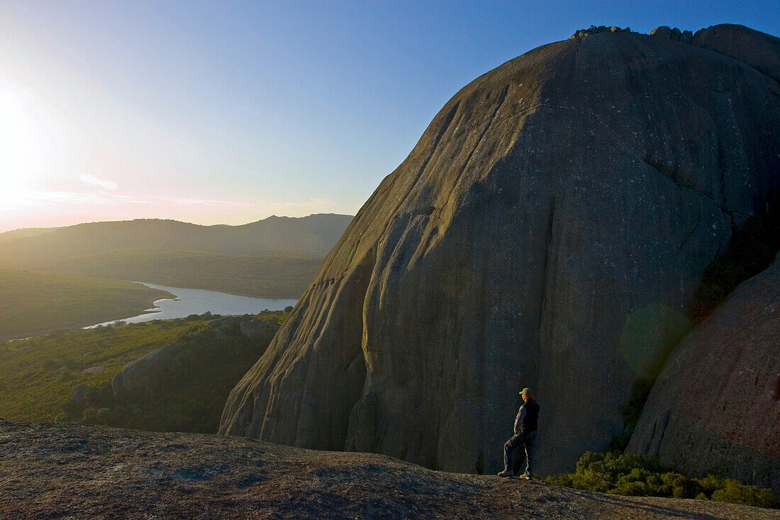 Ein Wanderer betrachtet die Aussicht, Paarl Rock, Paarl Mountain, Berglandschaft, Südafrika, Afrika