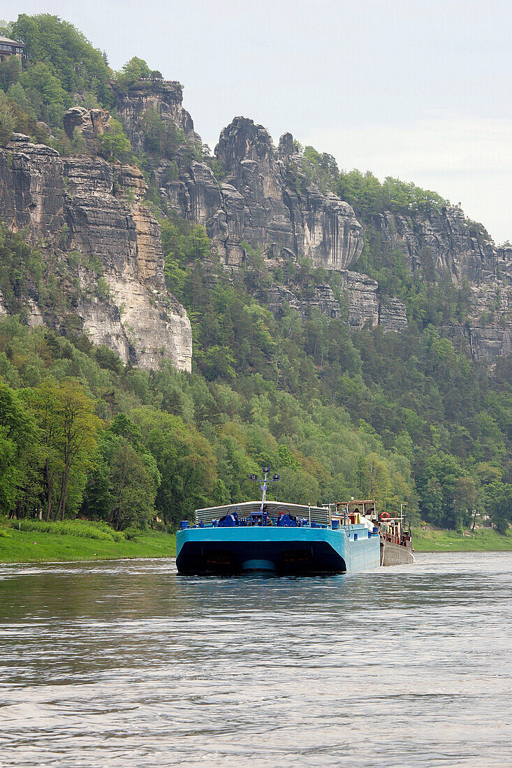 Schiff fährt auf der Elbe entlang Elbsandsteingebirge, Sachsen, Deutschland