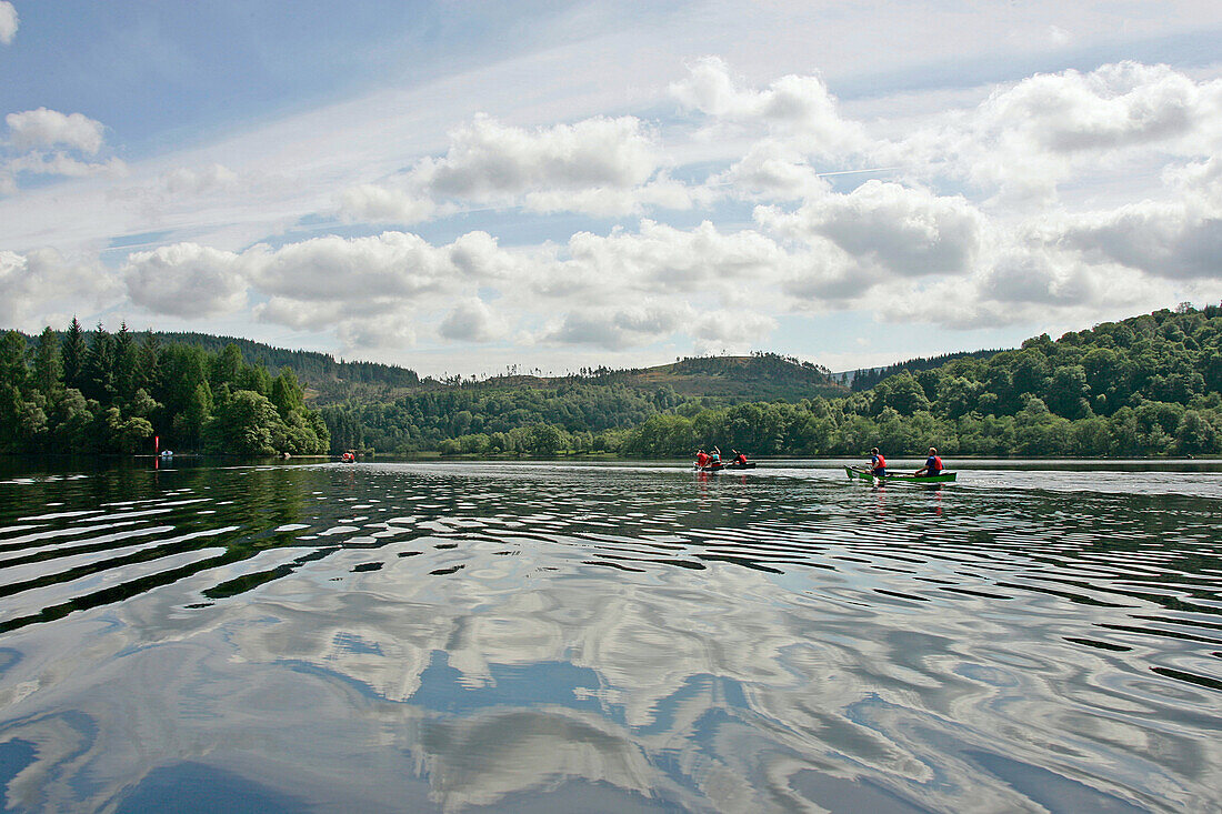 Leute im Kanu, Loch Ard, Schottisches Hochland, Scotland, Großbritannien, Europa