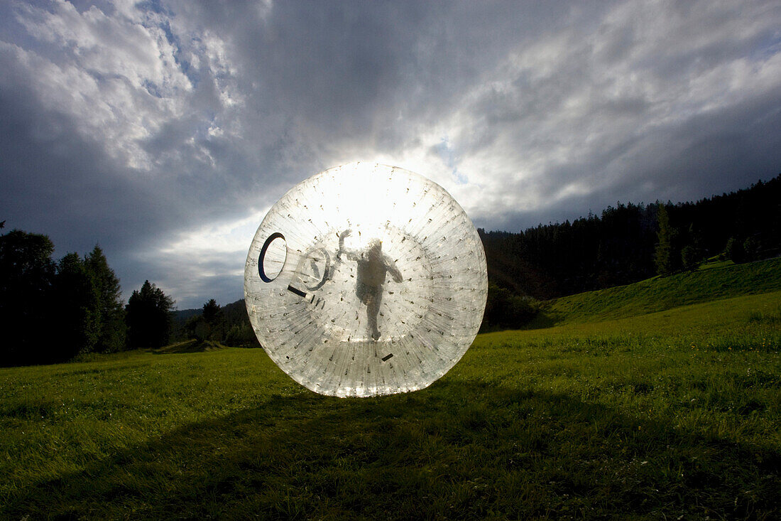 Zorbing, Seefeld, Tirol, Österreich