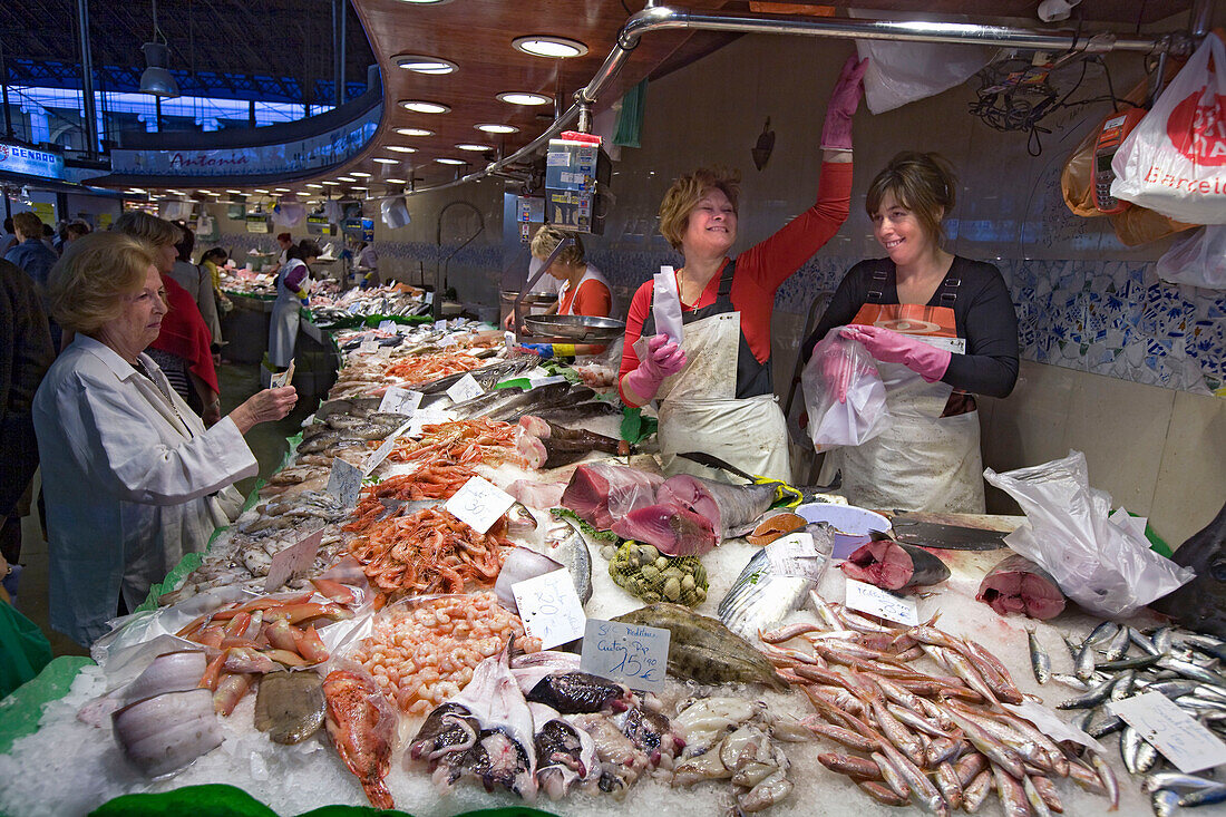 Spain,Barcelona,Market hall Mercat de la Boqueria,fresh fish,seefood,saleswoman