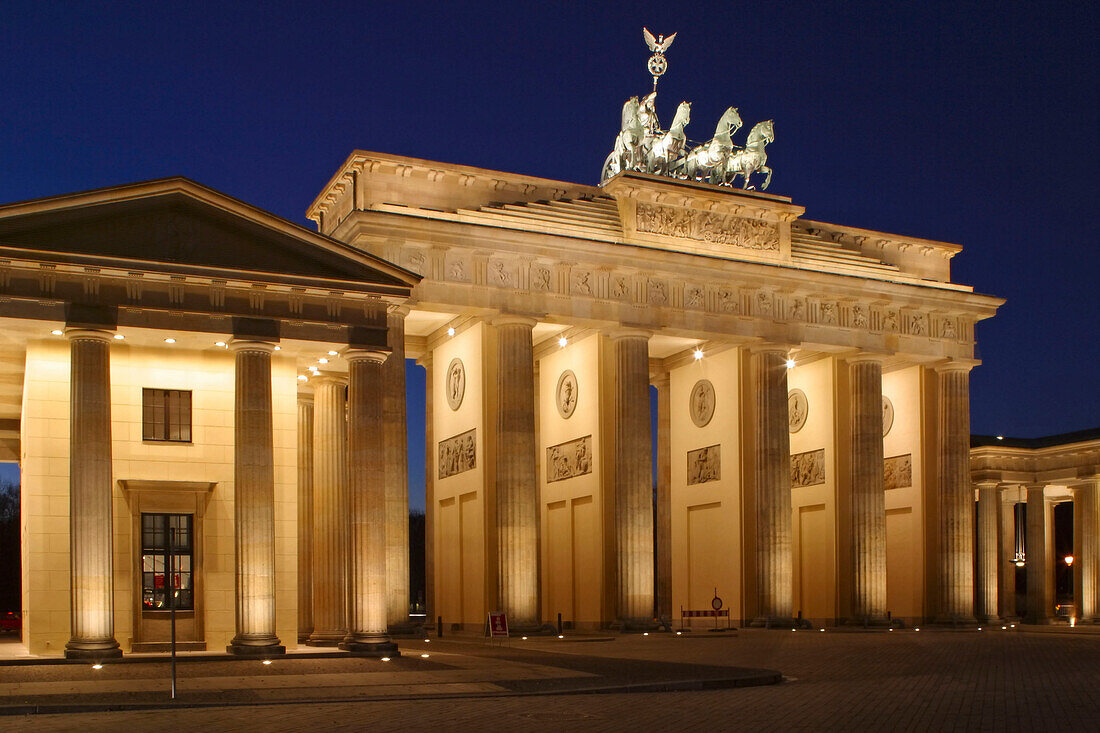 Berlin, Brandenburg Gate, quadriga ,brandenburger tor at dusk