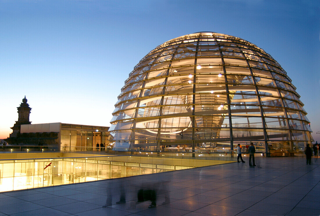 Berlin Reichstagsgebaeude Kuppel Dachterasse Daemmerung