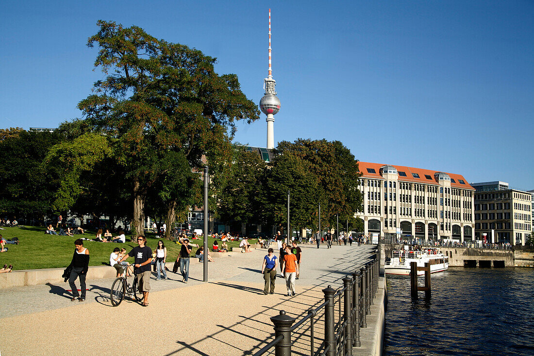 Berlin Promenade Spree Monbijou Park