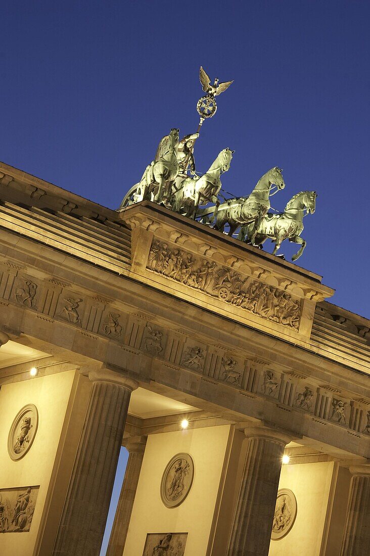 Berlin, Brandenburger Tor, Quadriga, Daemmerung