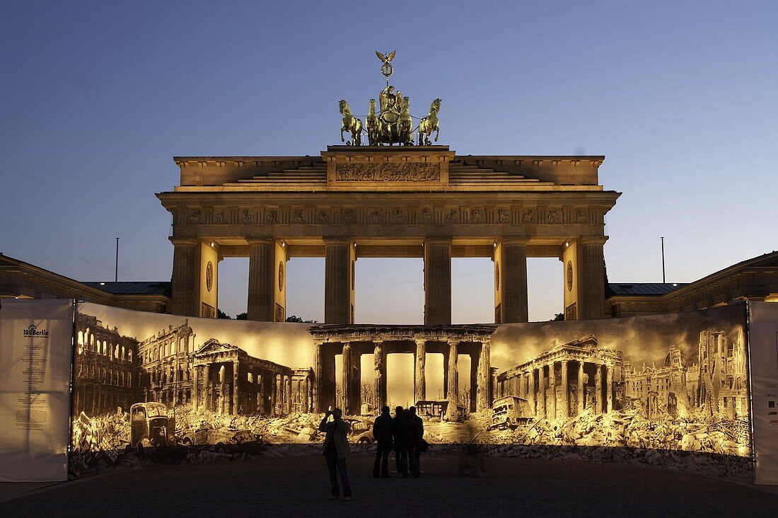 Berlin,  Brandenburger Tor, Riesenposter zur Erinnernung an das Ende vom zweiten Weltkrieg