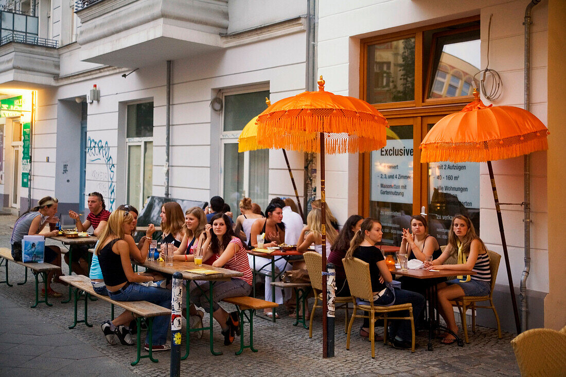 Berlin Friedrichshain,  Simon-Dach-Strasse , Strassencafes mit jungen Leuten