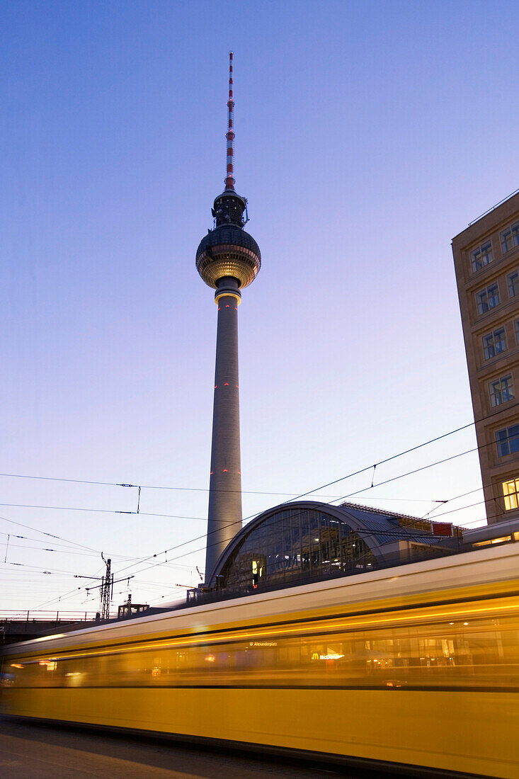 Berlin Alexanderplatz Fernsehturm Strassenbahnj