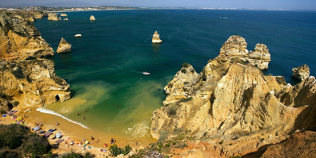 Portugal algarve near Lagos , Praia do Camilo,  Atlantik coast   Portugal, Atlantik Kueste Felsen , Badestrand