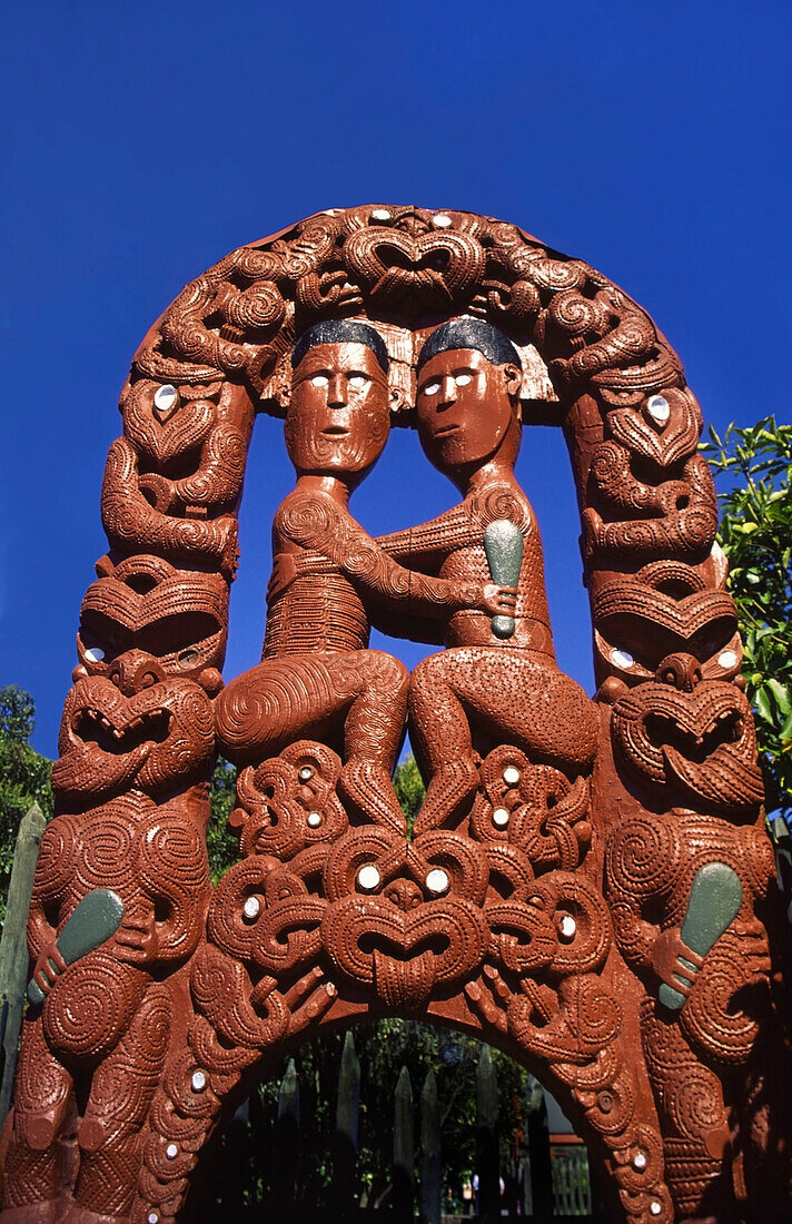 Neuseeland Nordinsel Rotorua Maori Skulptur am Eingang zum Whakarewarewa Thermal Reserve