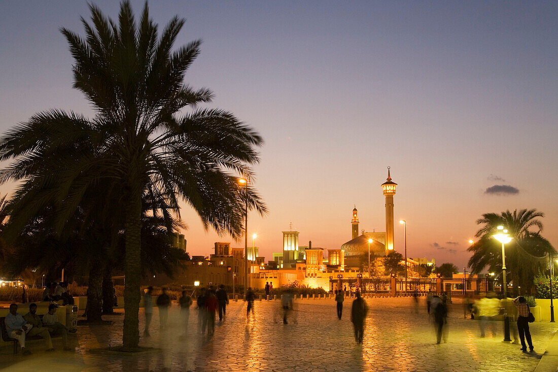 Dubai, Grosse Moschee an der Creek Promenade bei Sonnenuntergang