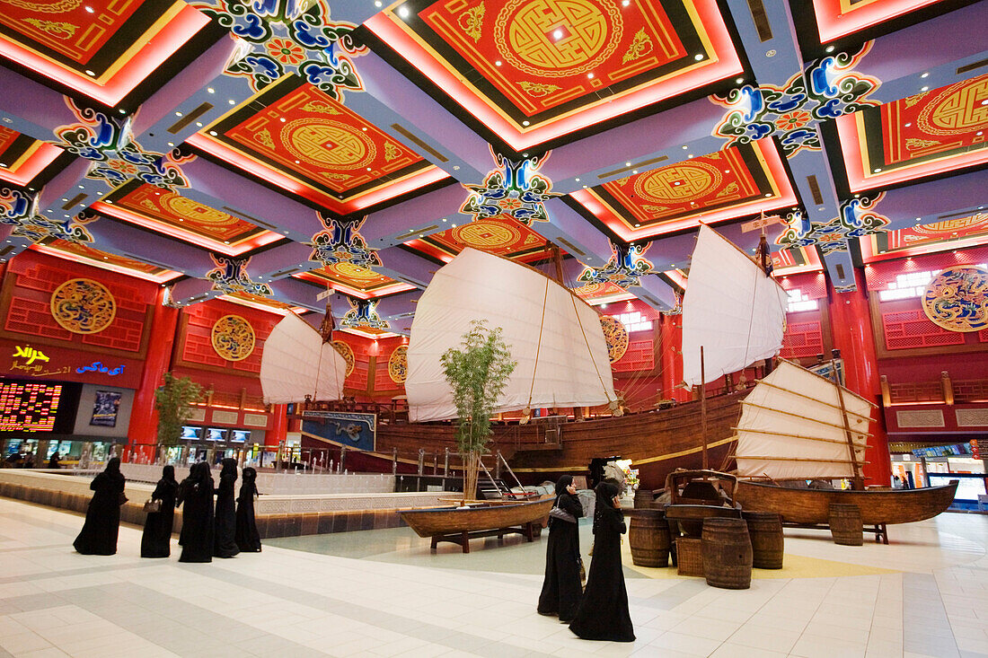 Dubai Ibn Battuta Mall,Einkaufszentrum , chinesischer Saal mit Dhau, Muslimische Frauen