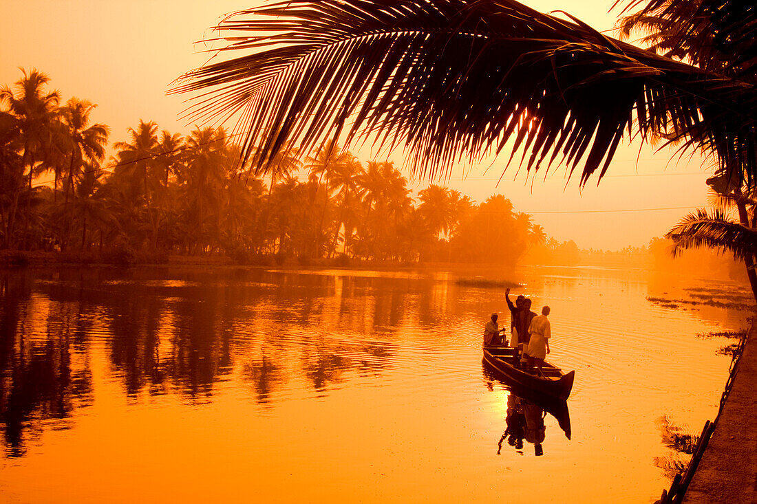 India Kerala Faehre bei Sonnenaufgang in Kumarakom