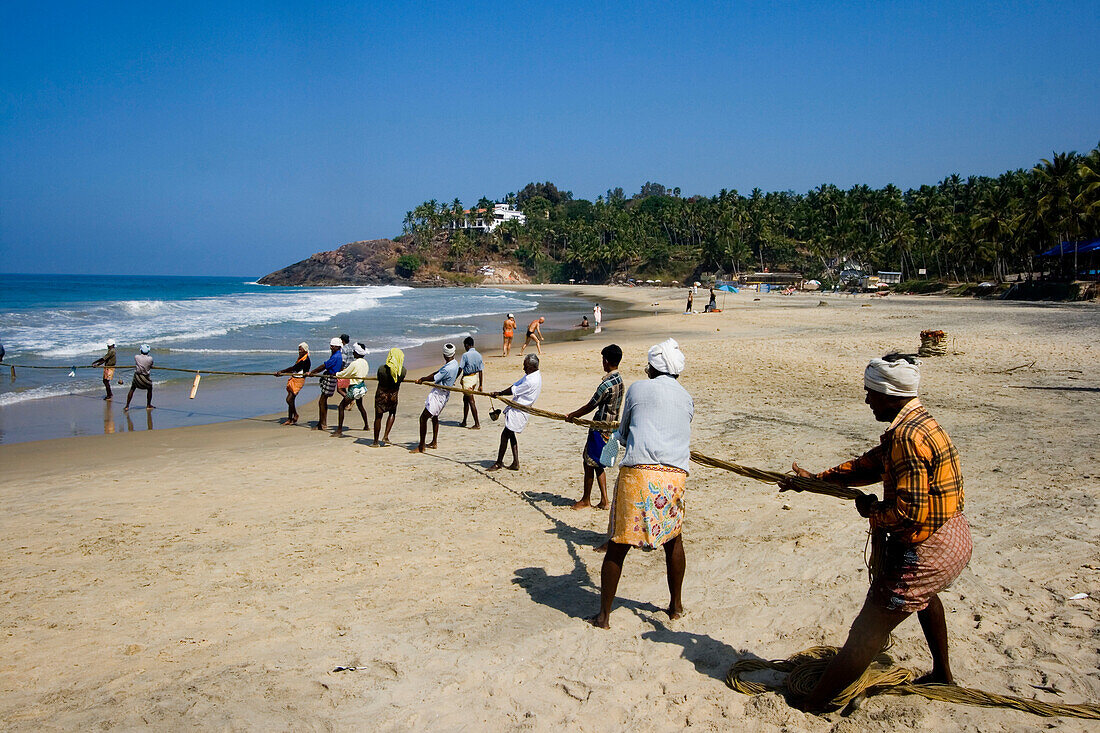 India Kerala Kovallam Fischer holen Netz ein