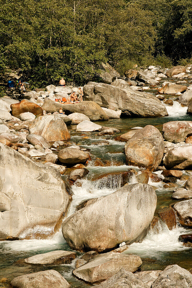 Schweiz Tessin Maggiatal im Sommer Badestelle im Fluss