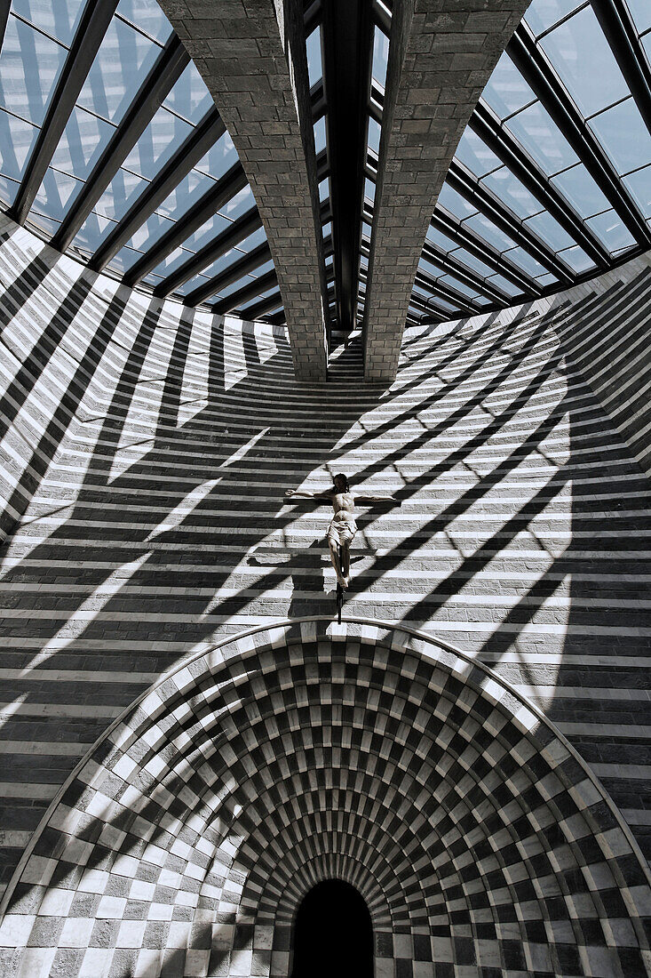 Schweiz Tessin Dorfkirche von Architekt Mario Botta innen Altar