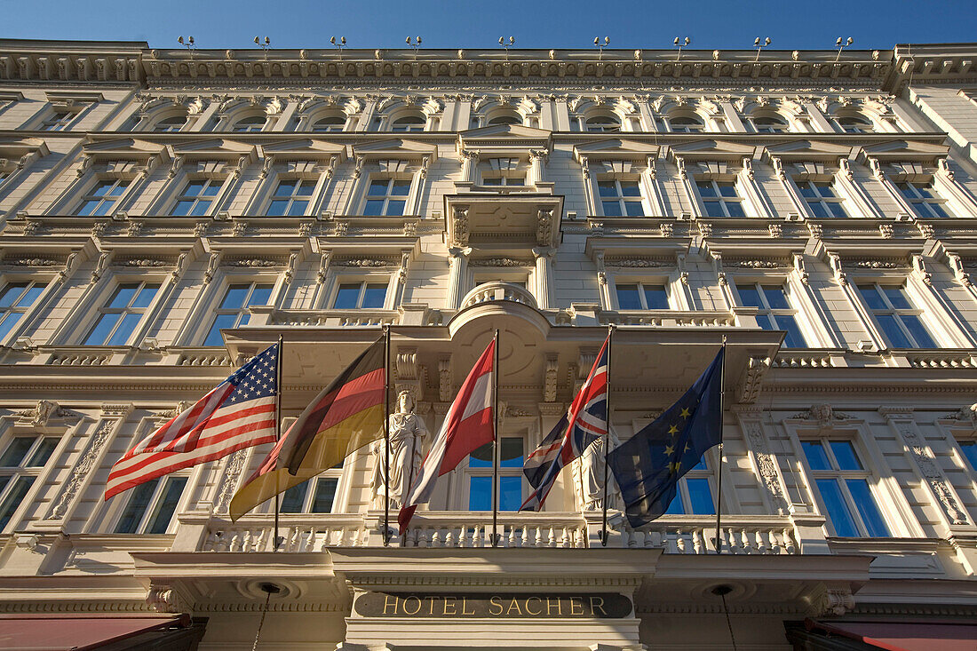Wien Hotel Sacher Aussenaufnahme Flaggen