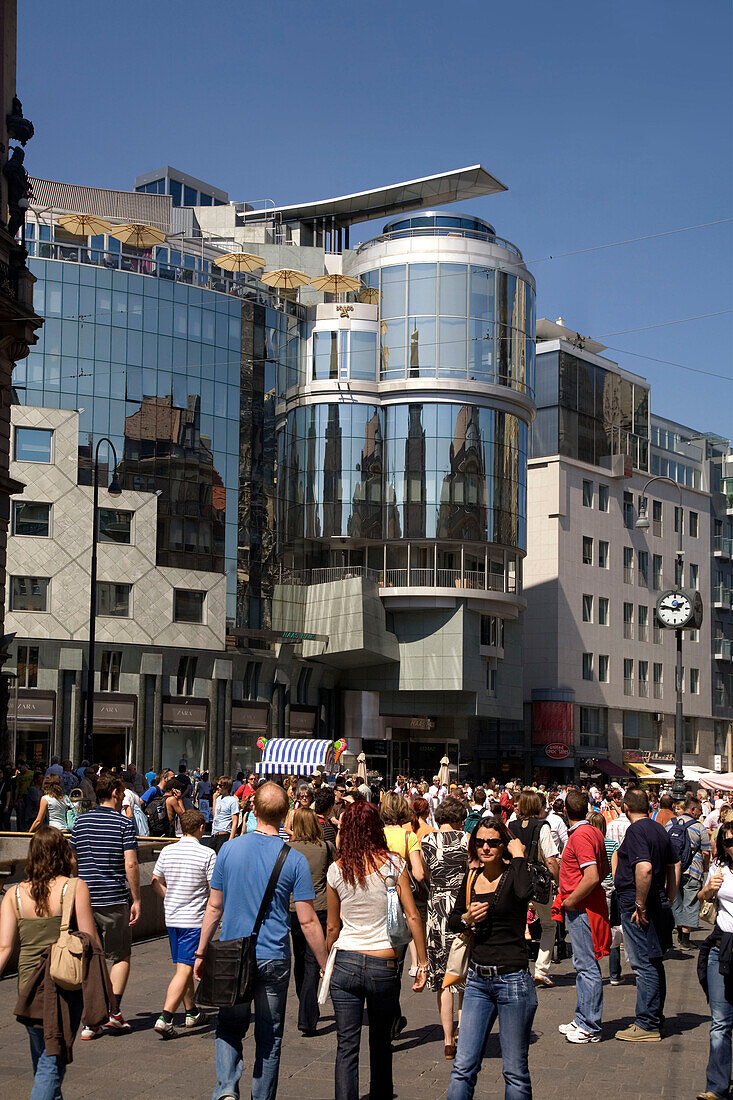 Vienna Stephansplatz Haas buidling people