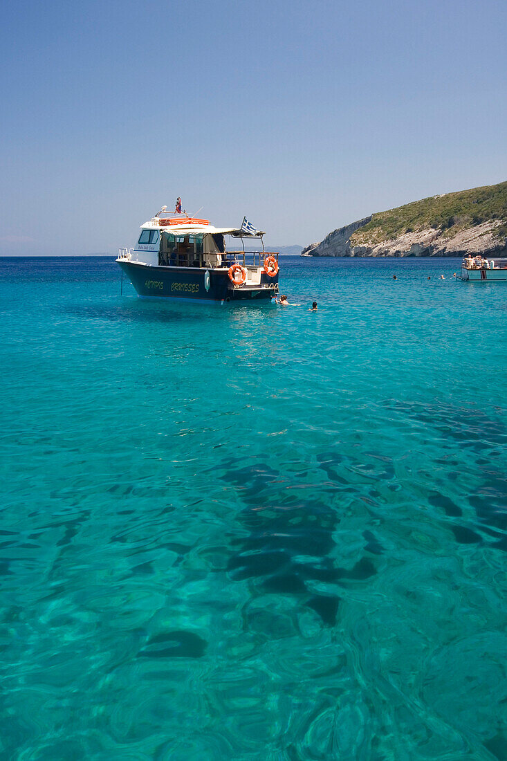 Griechenland Zakynthos Skinari cape Bootsausflug zu der Kyanoun Hoehle -blaue Grotte