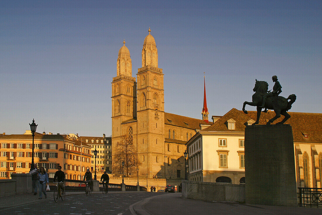 Schweiz Zürich Waldheim Reiterstatue , Wasserkirche rechts und Grossmuenster