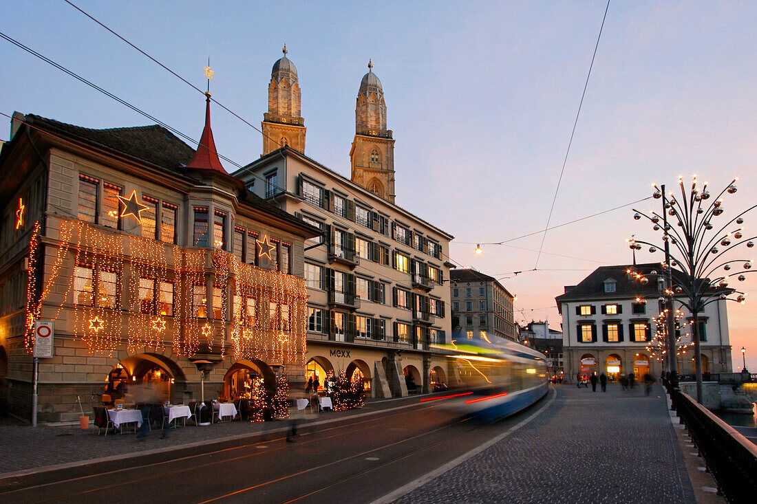 Schweiz Grossmuenster Limmatquai Strassenbahn Weihnachtsbeleuchtung