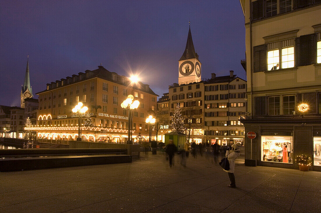 Schweiz Zürich Rathausbruecke Hotel Storchen Weihnachtsbeleuchtung