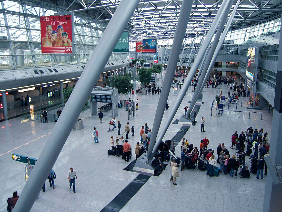 Duesseldorf, airport hall, crowd at check in  Duesseldorf, flughafen, Abflughalle, check In , Menschenmenge