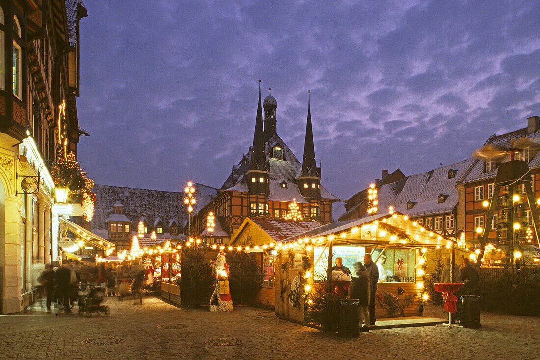 Wernigerode, market square, Christmas market, half-timbered houses, Harz mountains, Saxony Anhalt, Germany