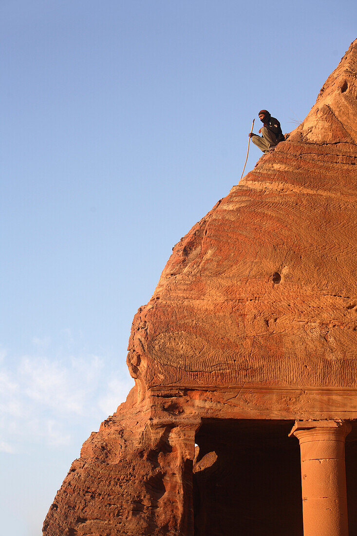 Beduine auf Felsen, Petra, UNESCO Weltkulturerbe, Jordanien