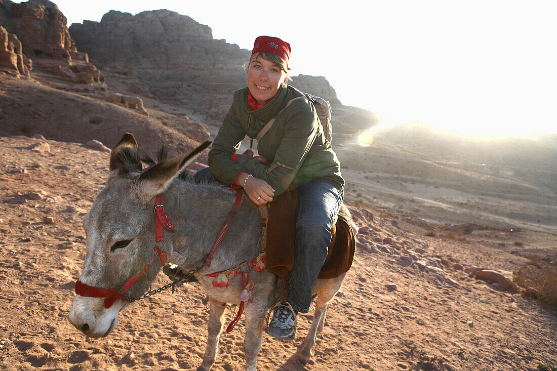 Junge Frau sitzt auf einem Esel, Petra, Jordanien