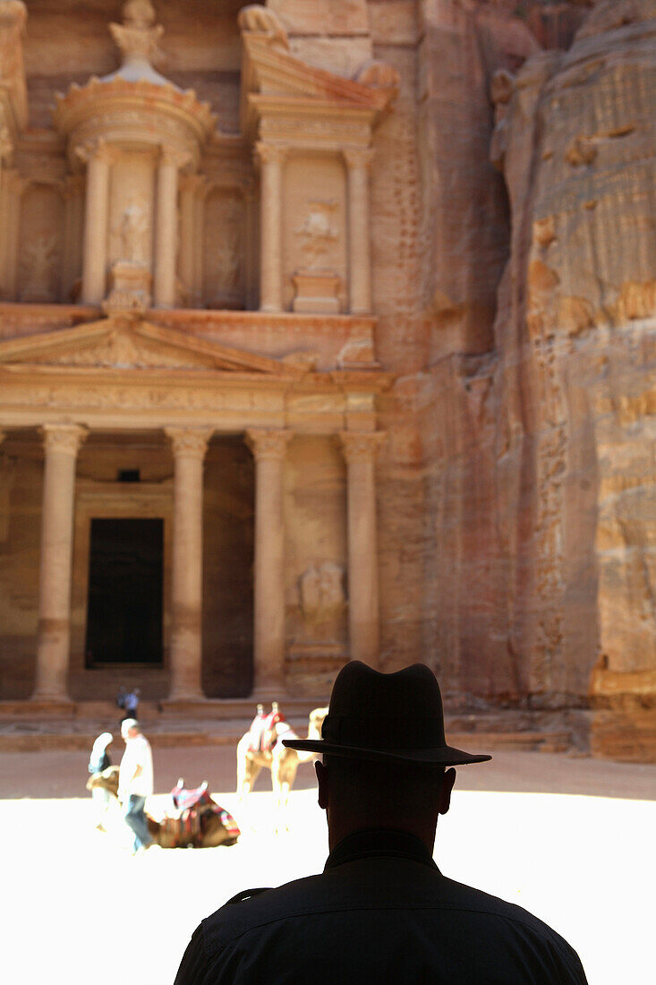 Eine Silhouette und Menschen vor der Schatzkammer, Petra, Jordanien