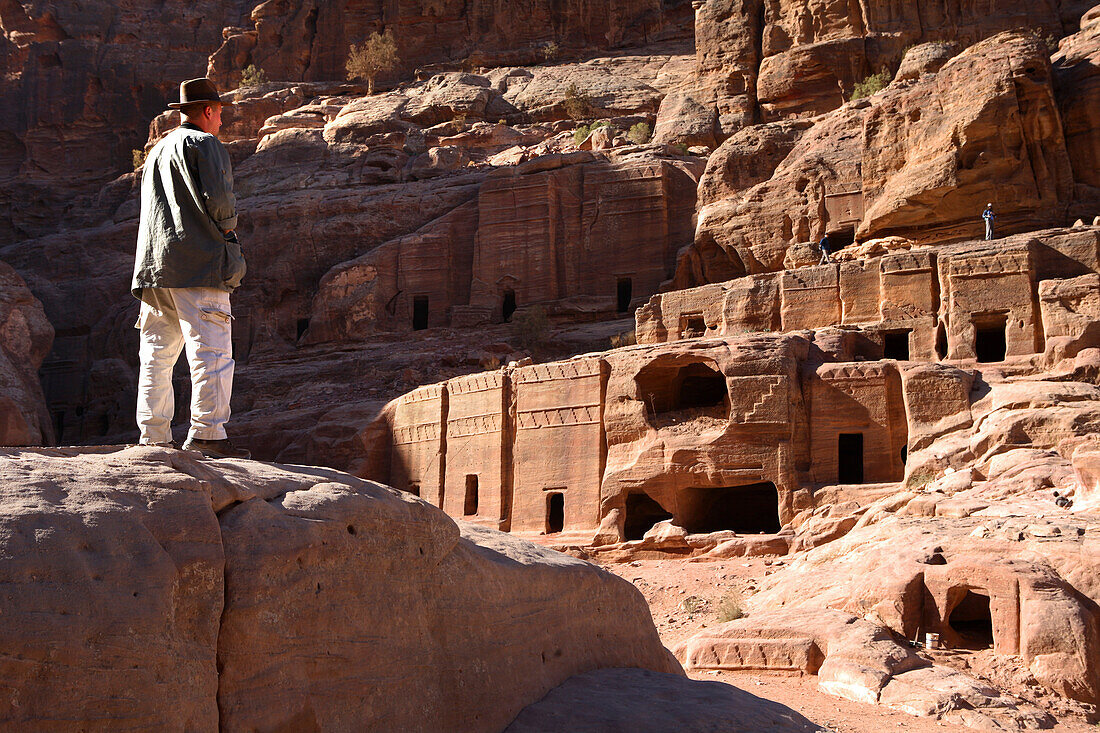 Mann schaut auf Petra, UNESCO Weltkulturerbe, Jordanien