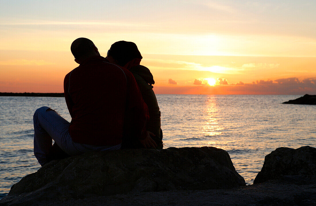 Paar im romantischen Sonnenuntergang am Mittelmeer, Tel Aviv, Israel