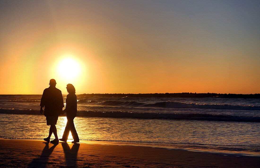 Paar im romantischen Sonnenuntergang am Mittelmeer, Tel Aviv, Israel