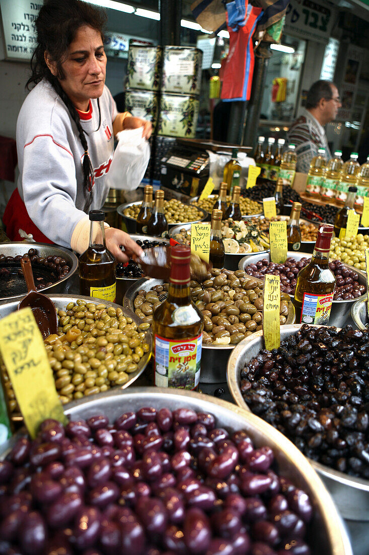 Verkäuferin am Carmel Market, Sook Hakarmel, Tel Aviv, Israel