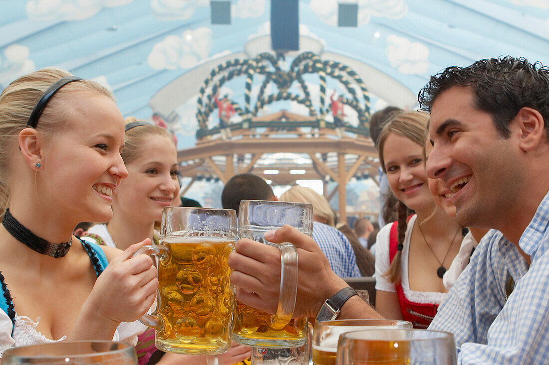 Junge Leute feiern auf dem Oktoberfest, München, Bayern, Deutschland