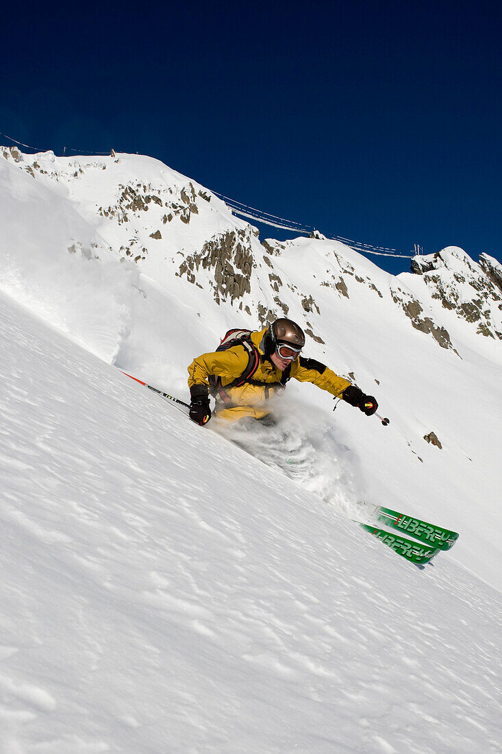 Skifahrer beim Freeride, Skigebiet Gemsstock, Andermatt, Kanton Uri, Schweiz