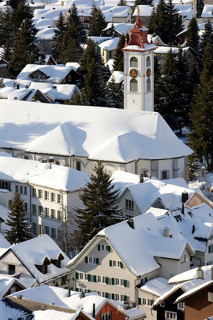 Blick auf schneebedeckte Pfarrkirche St.Peter und Paul, Andermatt, Kanton Uri, Schweiz