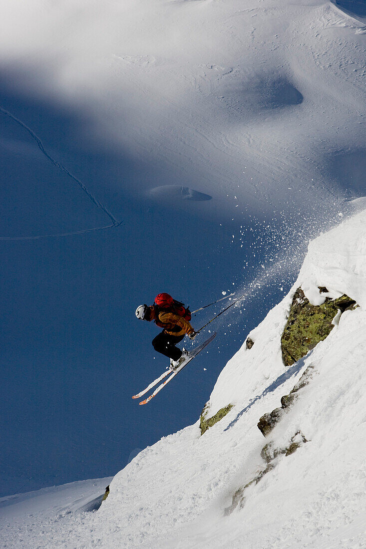 Skifahrer beim Freeride, Skigebiet Gemsstock, Andermatt, Kanton Uri, Schweiz