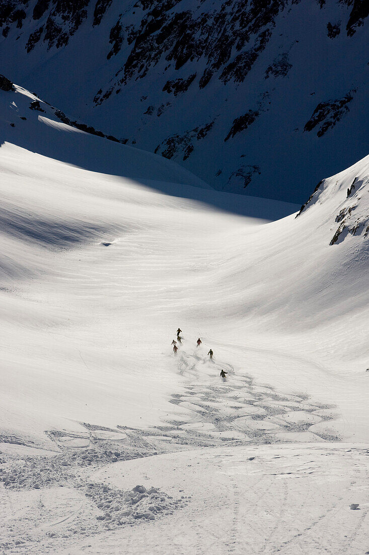Gruppe Skifahrer beim Freeride ins Val Strem, Sedrun, Graubünden, Schweiz
