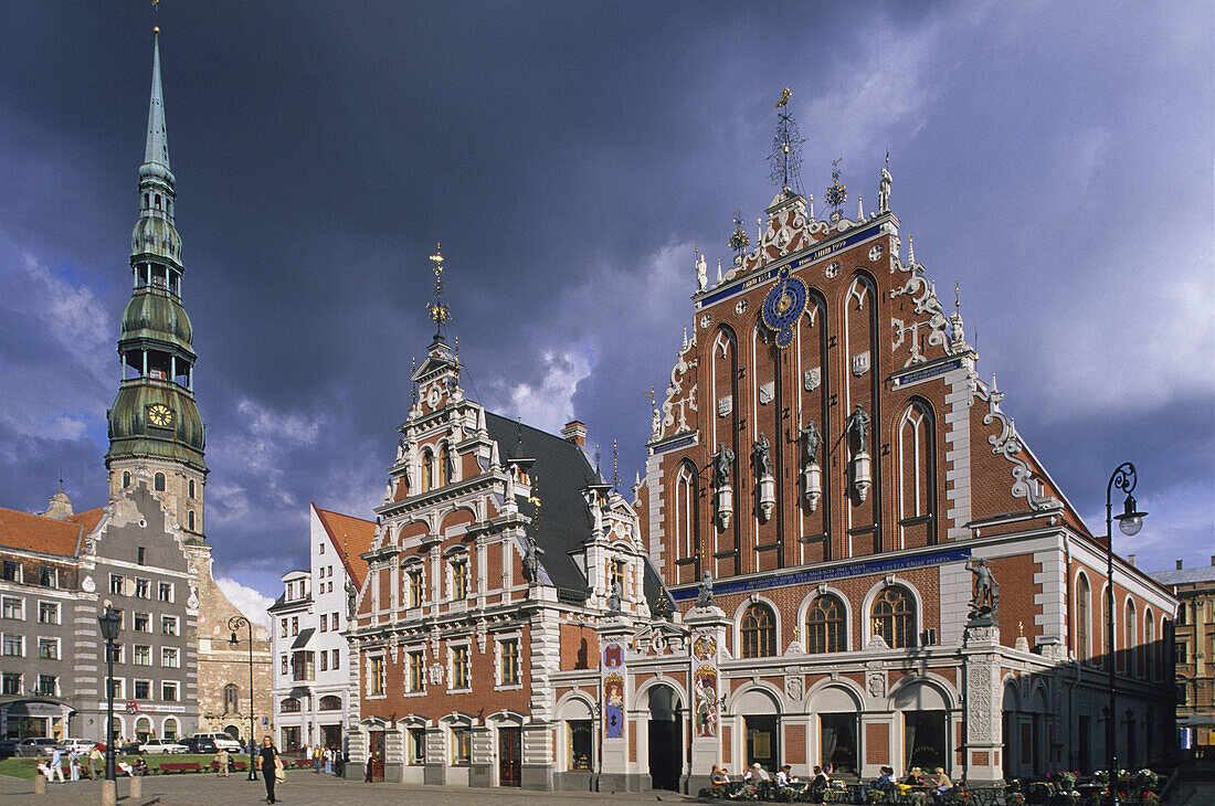 St. Peter s church and Melngalvju Nams (House of the Blackheads, 16th-17th century), old town. Riga, Latvia