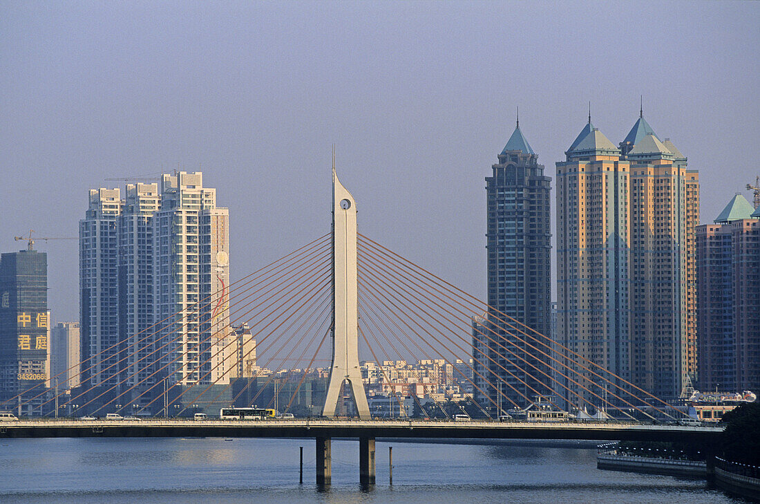 ZhuJiang (Pearls River), Between Haiyan and Haizhu bridge, Region Guangdong, Guangzhou (Canton). China
