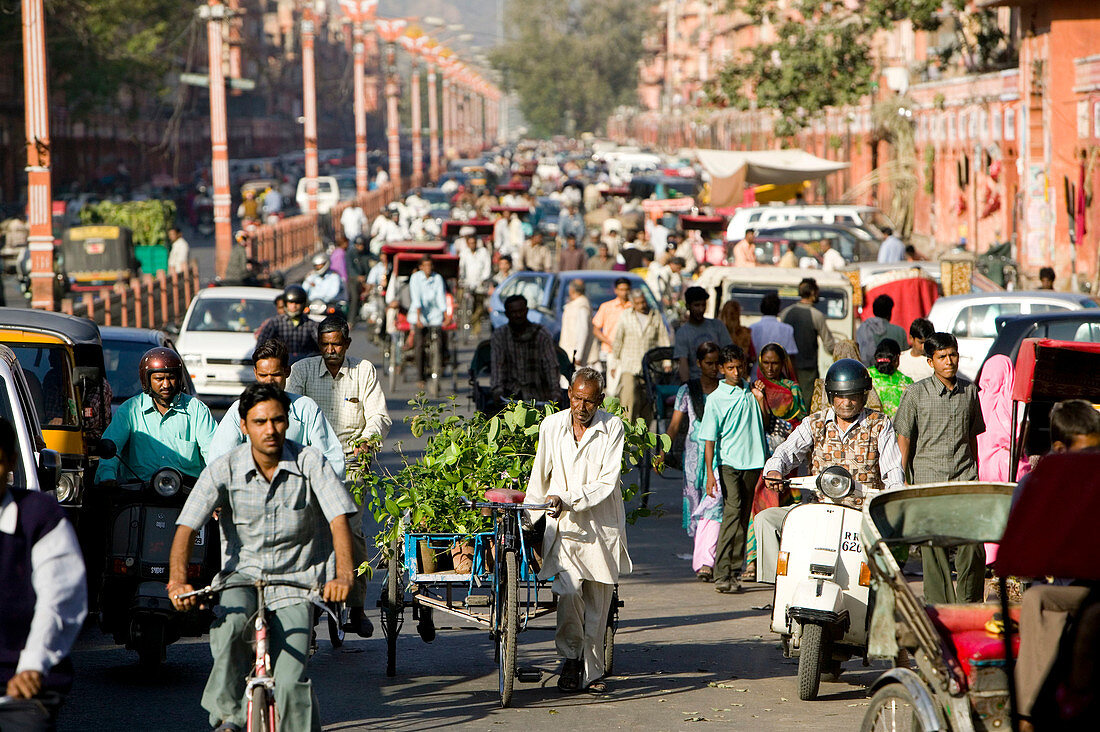 Traffic / Johari Bazaar. Jaipur. Rajasthan. India.