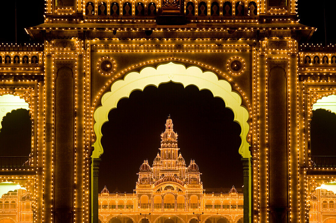 Majaraja s Palace (b.1912-Henry Irwin, British Architect). Exterior. Evening Sunday Illumnation with 97,000 lightbulbs. Mysore. Karnataka. India.