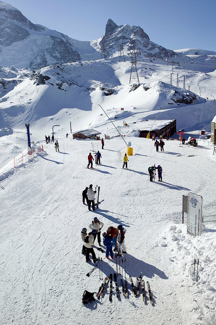 Trockener Steg (el. 2939 meters). Winter. Skiers. Zermatt. Wallis/Valais. Switzerland.