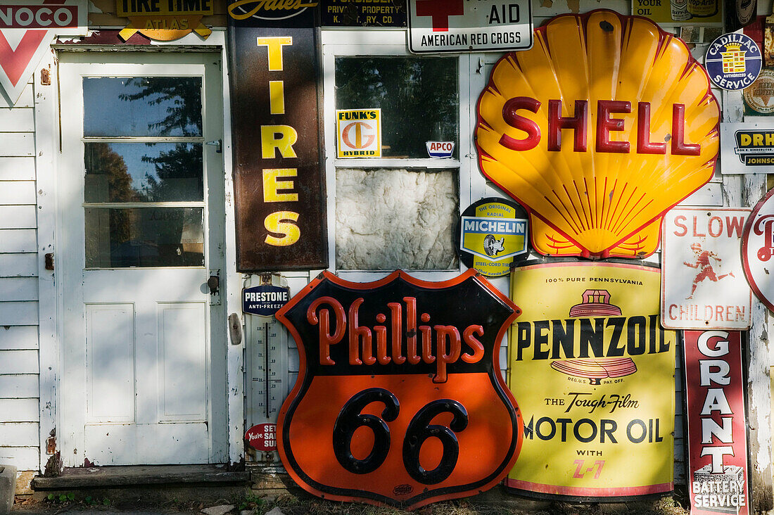 Preston s Lincoln Highway Vintage Gas Station Museum. Belle Paine. Iowa. USA.