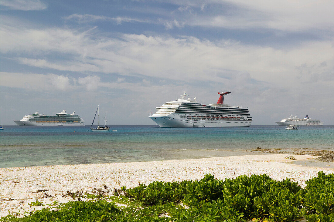 Cruiseships. Georgetown. Grand Cayman Island. Cayman Islands. Caribbean. UK.